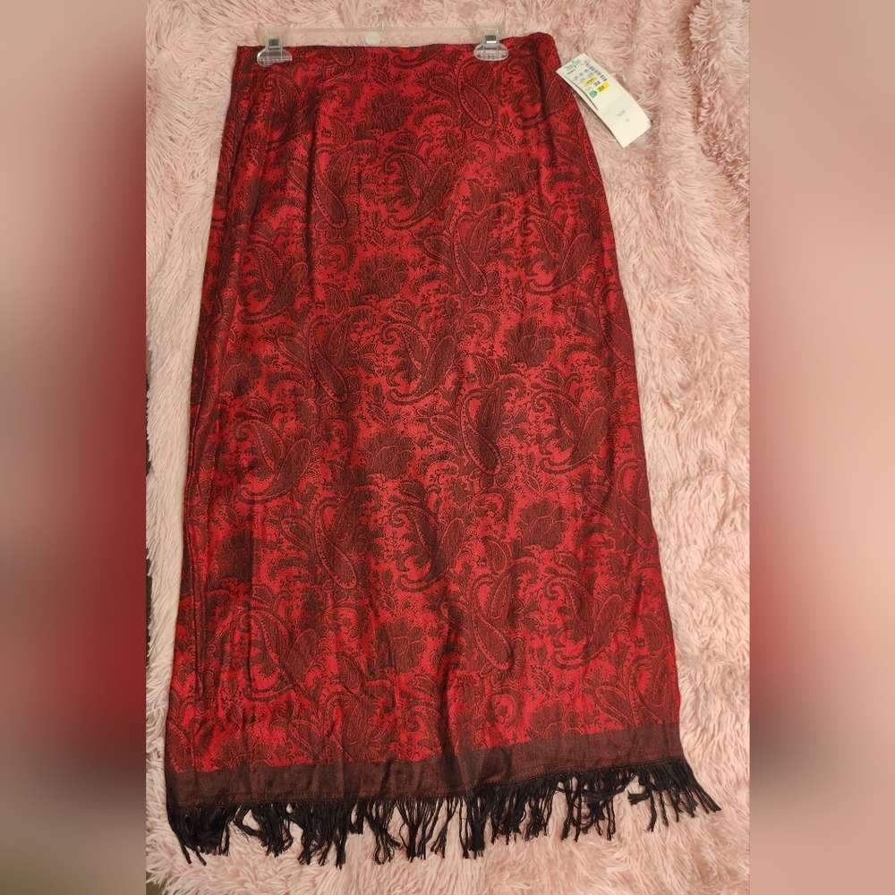 Intriguing Threads, S10, Dark Red/Black